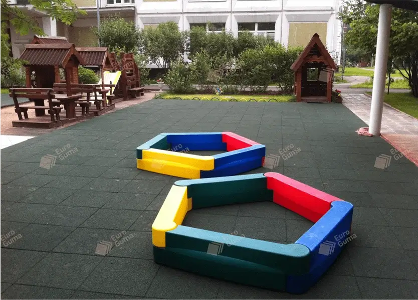Детская площадка с резиновой плиткой
